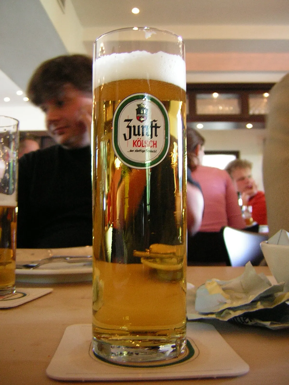 Kölsch im Stangenglas – Symbolbild für ein Kölner Brauhaus