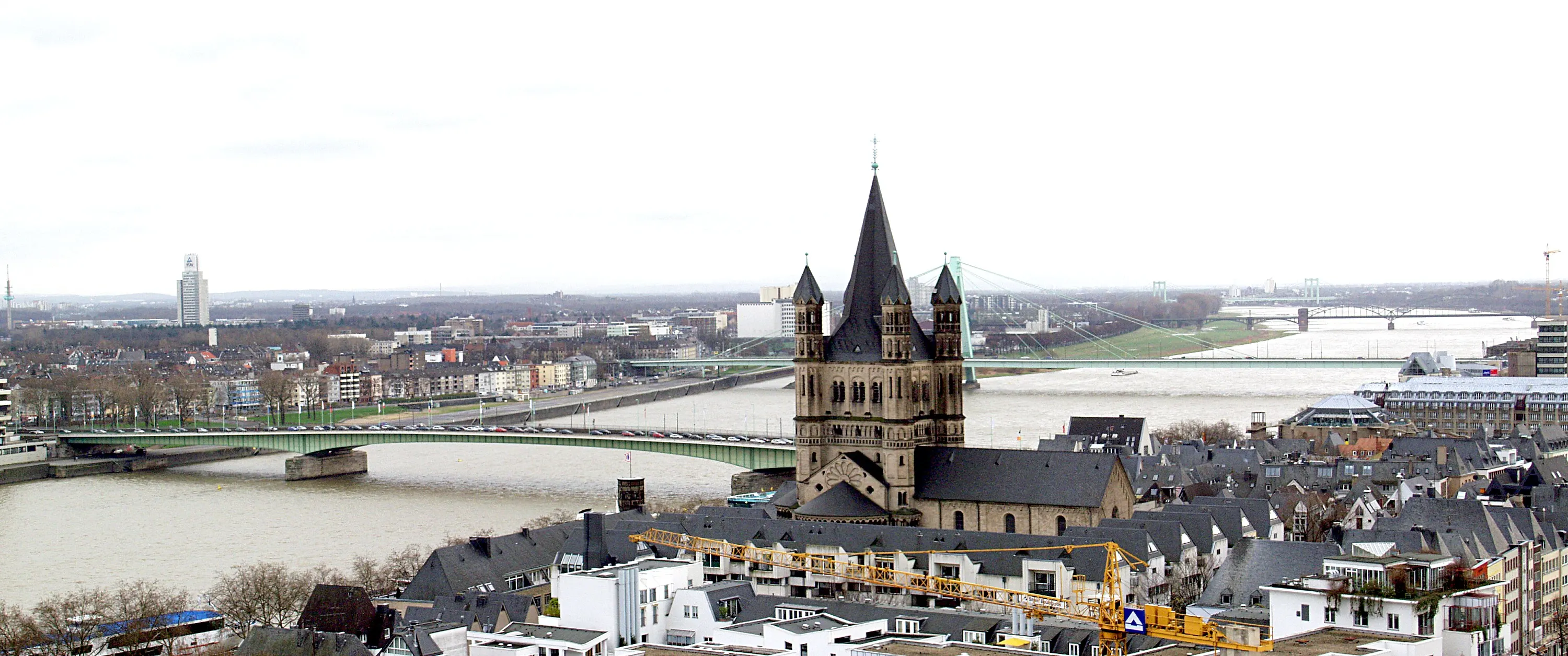 Groß St. Martin und das Martinsviertel in der Kölner Altstadt, vom Dom aus gesehen