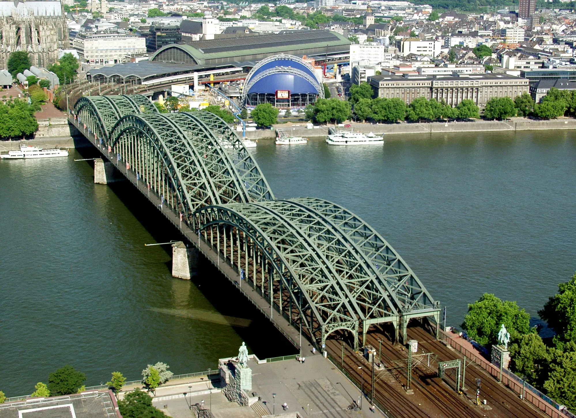 Hohenzollernbrücke in Köln von oben, Blick vom KölnTriangle